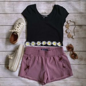 Black daisy trim crop top 🌼🌼